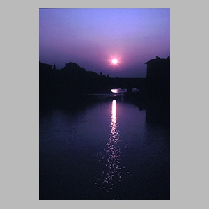 Río Arno con el Ponte Vechio al fondo - Florencia. Foto de JGM